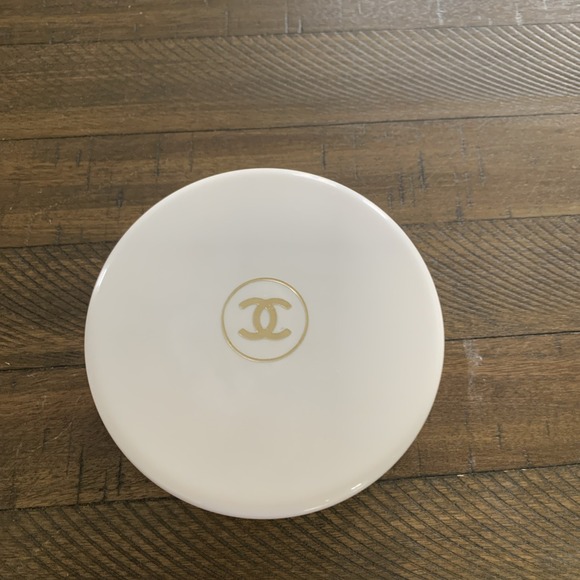 Vintage CHANEL No. 5 White Dusting Bath Powder w Puff & Screen 85-90% full 8oz - Picture 1 of 6